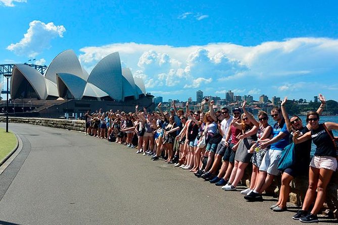 7 Day ULTIMATE Sydney (18 - 35s) - Day 6: Wake Up Sydney pub crawl night with group energy