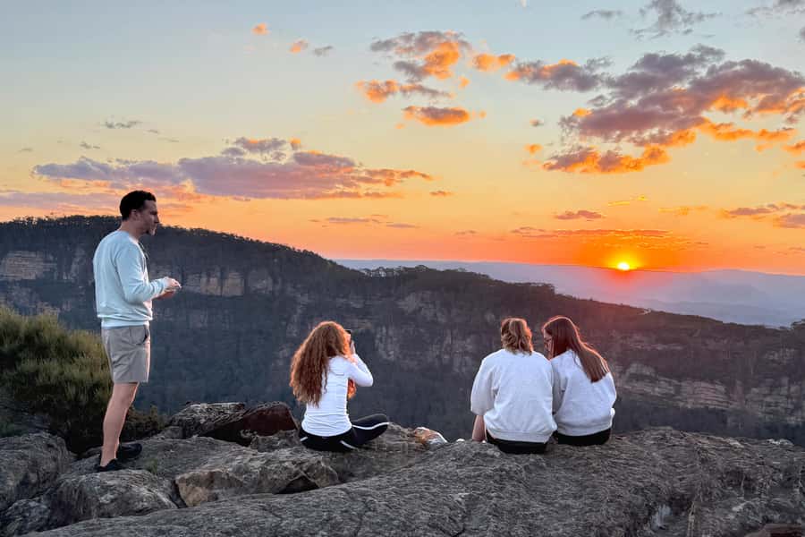 Sydney: Blue Mountains Kangaroos, Wilderness and Sunset Tour - Sublime Point Lookout and lunch: a calm way to fuel your day