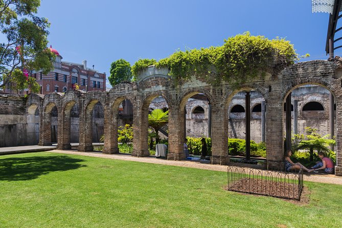 Sydney Guided Sightseeing Bus Tour - Harbour history in mini doses: Fort Denison and the Woolloomooloo shift