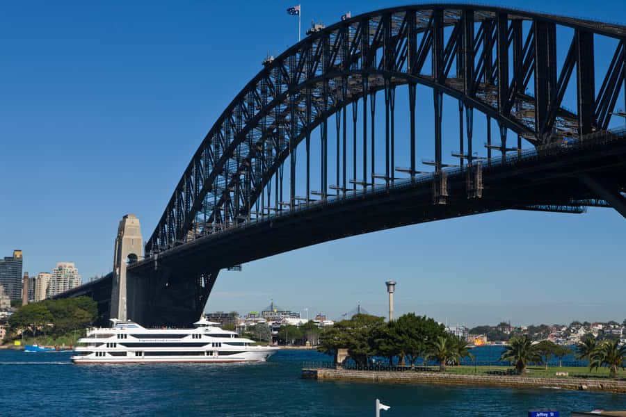 Sydney Harbour Experience 90-minute Sightseeing Cruise - The landmarks: Opera House and Harbour Bridge from the water