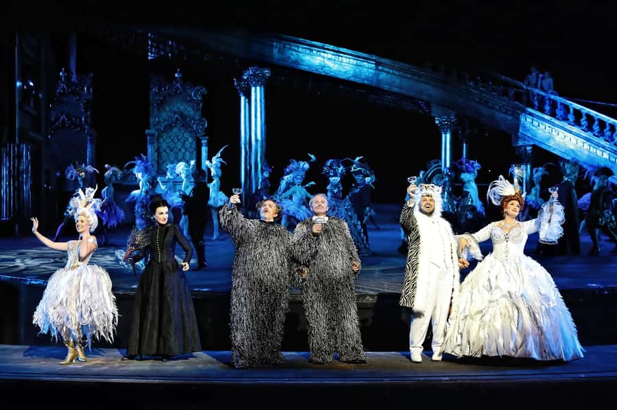 The Phantom of the Opera on Sydney Harbour Tickets - The pre-show rhythm: themed bars and dining from 5pm